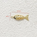 Goldener Koi-Fischanhänger 27x9mm mit Schuppenstruktur für DIY-Schmuckherstellung - Gold / Weißes Auge / Mittel