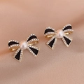 Elegantes pendientes de lazo vintage con esmalte negro, perlas blancas y cristales - Pendientes de botón con lazo negro y aguja de plata