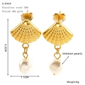 Détail de boucles d'oreilles festonnées en acier doré 18K avec perle et dimensions - Style Coquille Saint-Jacques Texturée (S-E454)