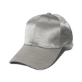 Silberne Satin Baseballkappe für Damen mit mattgrauem Schirm in 45-Grad-Seitenansicht - 56cm-60cm / Silber