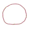 Bracciale fatto a mano con perle di vetro rosa e perle dorate su sfondo bianco puro - Rosa Trasparente/Perline Dorate