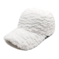 Detail der flauschigen weißen Teddyfell-Struktur und der Krempe der Winter-Baseballkappe - M (56-58cm) / Weiß