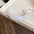 Bracelet jonc ouvert ovale en acrylique blanc laiteux avec texture marbrée élégante - Blanc