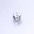 Perle carrée en acier inoxydable argenté avec lettre J pour création de bijoux DIY - Lettre J