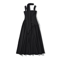 Detail van elegante zwarte strapless jurk met lange sjaal en geplooide rok textuur - S / Zwart