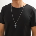 Pendentif croix gothique pour homme avec chaîne box, porté sur un t-shirt noir - Croix Décorative