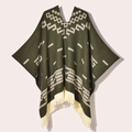 Armeegrüner Strick-Poncho mit ethnischen geometrischen Mustern und stylischen Quasten - 130x150cm / Pullover Western Cowboy Grün
