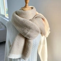 Beige-weiß gestrickter Schal mit Fischgrätmuster auf Schaufensterpuppe - Khaki Beige