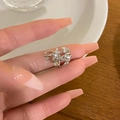 Elegante zilveren bloemring met fonkelende zirkoniasteentjes in een gelaagd ontwerp - Ear cuff (HE29903) / Zilver
