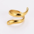 Detailaufnahme eines goldenen Schlangenrings mit einem funkelnden weißen Zirkonia-Stein - US 6 / Gold