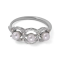Anillo de acero inoxidable pulido con tres perlas de imitación y circonitas, talla 7 - US 7 / Color Acero