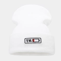 Detail van de witte gebreide muts met een creatieve 1% batterij borduurwerk patch - 1% Batterij Stijl / 1% Wit