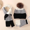 Detalle del conjunto de punto de invierno con diseño de rayas y pompón de pelo sintético - Negro y Gris