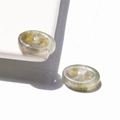 Gros plan de boutons en résine cristalline translucide avec des grains internes uniques - 10*14*4mm / Labradorite