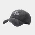 Dettaglio del ricamo Jesus Saved My Life su cappellino in cotone lavato con croce - Nero