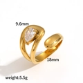 Anello in acciaio al titanio dorato con zircone a goccia con dimensioni e peso inclusi - Stile Zircone a Goccia d'Acqua (TR4492)