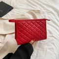 Elegante neceser de maquillaje rojo acolchado con costuras de diamante y diseño de mano - Rojo
