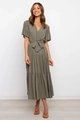 Detalle de vestido largo bohemio con cuello en V, lazo en cintura y falda a capas - Verde Militar