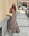 Detalle de vestido largo fluido con estampado de leopardo, bajo con volantes y escote en V - S / Tops / Estampado de leopardo