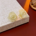Vista macro de pendientes de rosa de resina con acabado perlado crema y agujas de plata - Perno de Plata - Amarillo