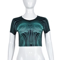 Detalle del crop top con estampado abstracto de líneas corporales verdes sobre tela negra - S / Manga Corta Verde