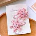 Gros plan barrettes flocon rose pailleté avec strass sur carte de présentation artisanale - Enveloppé de tissu / Rose