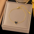 Dettaglio collana in oro con pendente a cuore nero e targhetta K18 su portagioie - Braccialetto Cuore in Madreperla Nera (SLE41) / Oro