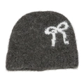 Détail macro du bonnet en maille gris foncé avec texture duveteuse et motif de nœud blanc - Khaki