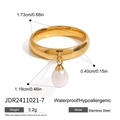 Dettaglio dell'anello in acciaio inossidabile dorato con perla, dimensioni e peso inclusi - Fascia in Oro Con Pendente di Perla (JDR2411021-7)