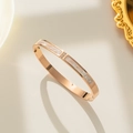 Eleganter 18k Roségold plattierter Titan-Armreif mit Muscheleinlage und drei Zirkonia - Weißes Perlmutt Dreifach-Diamant Roségold (111)