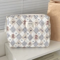 Dettaglio della borsa trucco trapuntata color crema con orsetto e trama del tessuto - Pochette Orsetto Trapuntata