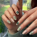 Sommerliche grüne künstliche Fingernägel mit Kleeblatt-Design und Mandelform - Frischer Grüner Klee Smudge (JP3993)