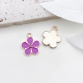Lila Emaille-Blumenanhänger mit Goldmetall-Finish für DIY-Schmuckherstellung - Lila Blume (14x17mm)