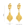 Ohrringe aus 18K vergoldetem Edelstahl in Federmuster-Optik mit detaillierter Metalltextur - Gold