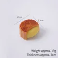 Realistisches PVC-Mondkuchenmodell in Tiefrot-Orange mit festlicher Gravur und Füllung - Vanillefüllung (Wort: Mid-Autumn Mooncake)