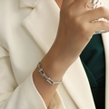 Elegante bracciale a catena a maglie a U in argento indossato da una modella in blazer - 15+5cm / Bracciale Argento
