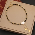 Elegante collar con colgante de corazón dorado con cadena de cuero y borlas - Estilo de Corazón de Perla