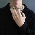 Titanium stalen ketting met groenblauwe vierkante kralen en witte parels op een model - Gekleurde blokken splicing ketting X2449