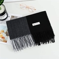 Sciarpa spessa in cashmere a quadri nero e grigio scuro con frange eleganti - Nero