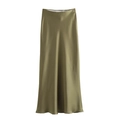 Détail d'une jupe midi en satin vert olive montrant la texture soyeuse et le drapé - Thé Vert