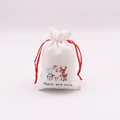 Détail de sacs cadeaux en lin de Noël avec rubans rouges et motifs de dessins animés - Renne et Père Noël (SD05-1) / 10*14cm