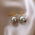 Orecchini dorati con perle grigie tonde su sfondo di seta color champagne - Orecchini a gancio (9#) / 13mm / Grigio