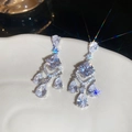 Dettaglio di orecchini a goccia in argento con nappe di zirconi su un vassoio di ceramica - Orecchini a Bottone con Nappa a Goccia d'Acqua Argento (Coppia)