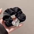 Coletero de satén negro con un detalle de dije de corazón metálico plateado fluido - Corazón de Plata