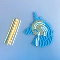 Sensorisches Aktivitätsbrett aus blauem Silikon in Einhornform mit bunten Stäbchen zum Stressabbau - Einhorn-Design / Blau