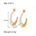 Detailansicht der C-förmigen Goldperlen-Ohrringe mit Perlen, Größe 2,8 cm, 6,9 g - Perlen-Spleiß-Stil (NB-E1011) / Gold + Weiße Perle