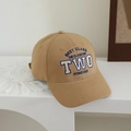 Dettaglio del cappellino da baseball kaki con ricamo TWO e finiture in stile accademico - 52-54cm (Consigliato 3-8 Anni) / Cachi