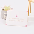 Biglietto d'auguri bianco minimalista con motivo luna rosa e citazione ispiratrice regalo - Accompagnarti Per Molto Tempo