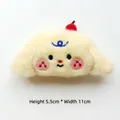 Détail macro du chien en peluche avec cerise, taille 5,5cm sur 11cm pour accessoires - Original (Ouverture arrière) / Chien cerise jaune