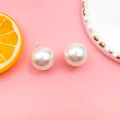 Ciondoli di perle bianche rotonde con cappucci dorati per gioielli fai-da-te e accessori - Cappuccio Oro KC Perla Tonda 18mm